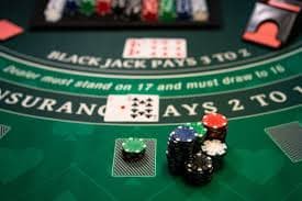 Layar login dan menu utama aplikasi mobile juragantogel menampilkan permainan live dealer, slot, dan opsi sportsbook